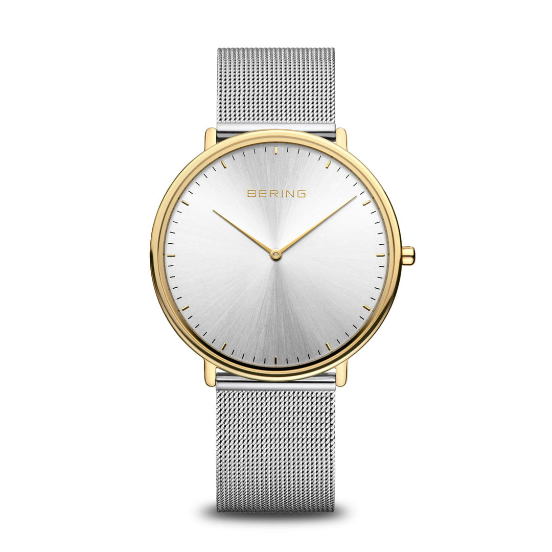 De Bering 15739-010 combineert minimalistisch design met tijdloze elegantie, met een zilveren mesh band en ronde geborstelde zilveren wijzerplaat met gouden rand. Eenvoudige uurmarkeringen, wijzers en Bering branding maken de roestvrijstalen kast compleet.