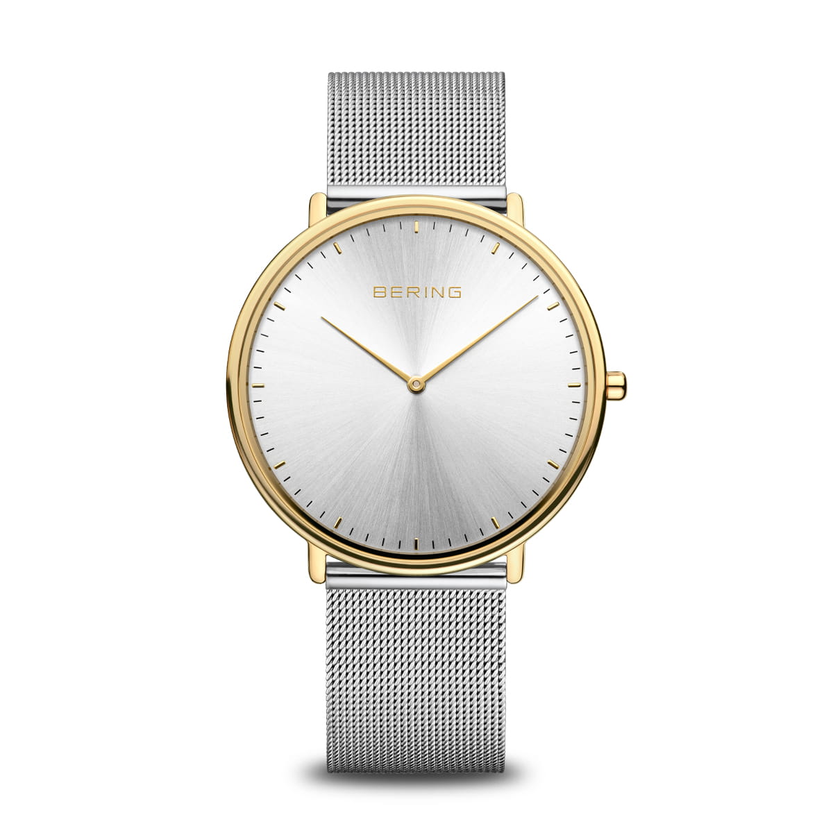 Montre avec un cadran argenté, boîtier doré et bracelet en maille argentée.