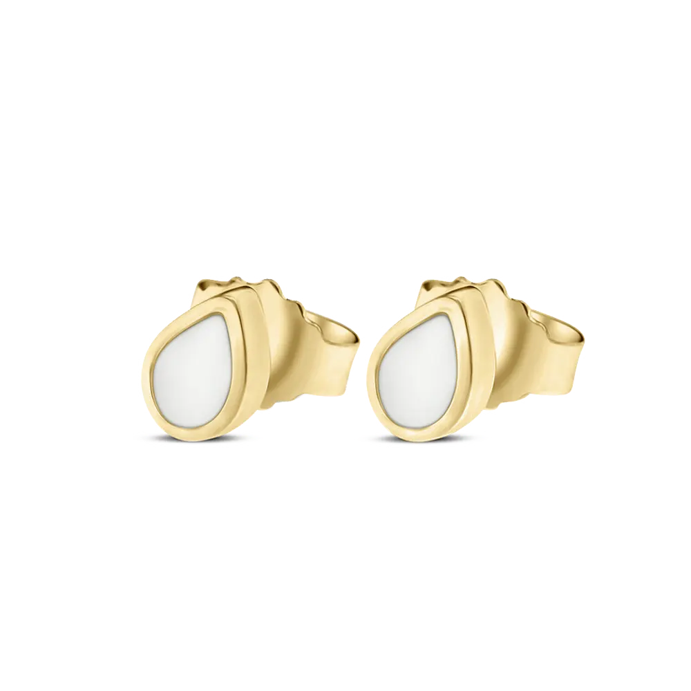 Boucles d'oreilles en or massif en forme de goutte avec une finition lisse et blanche.