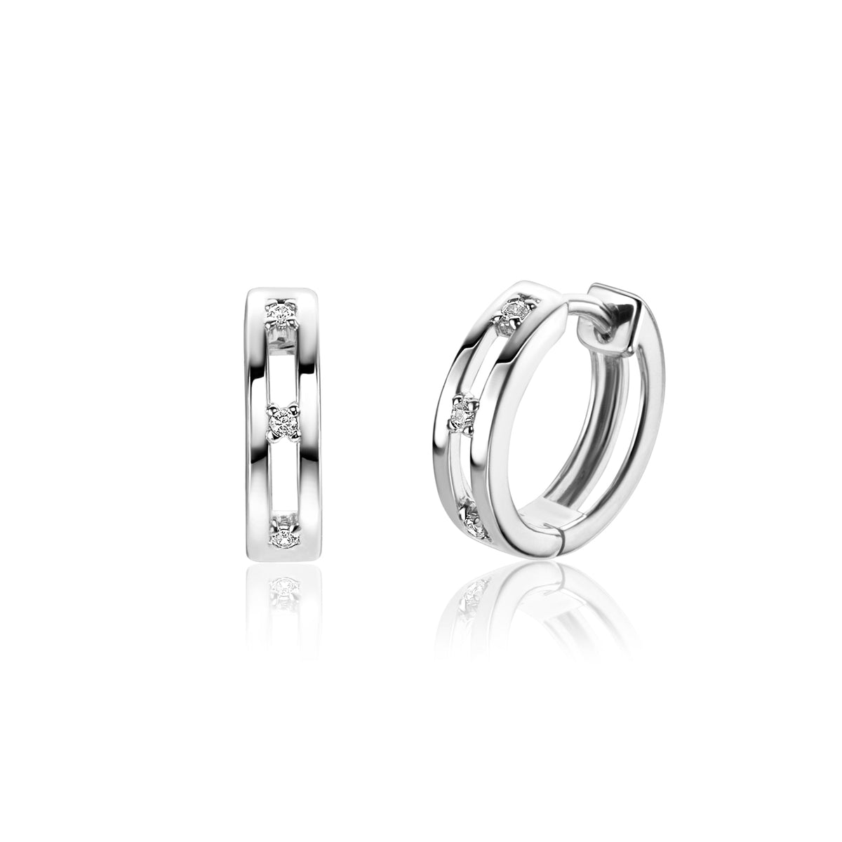 Boucles d'oreilles en argent avec des détails brillants et une forme ronde.