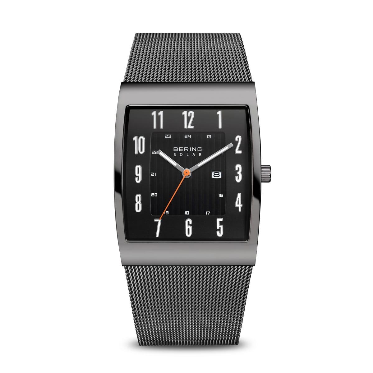 Montre rectangulaire en acier inoxydable noir avec un bracelet en maille et un cadran noir.