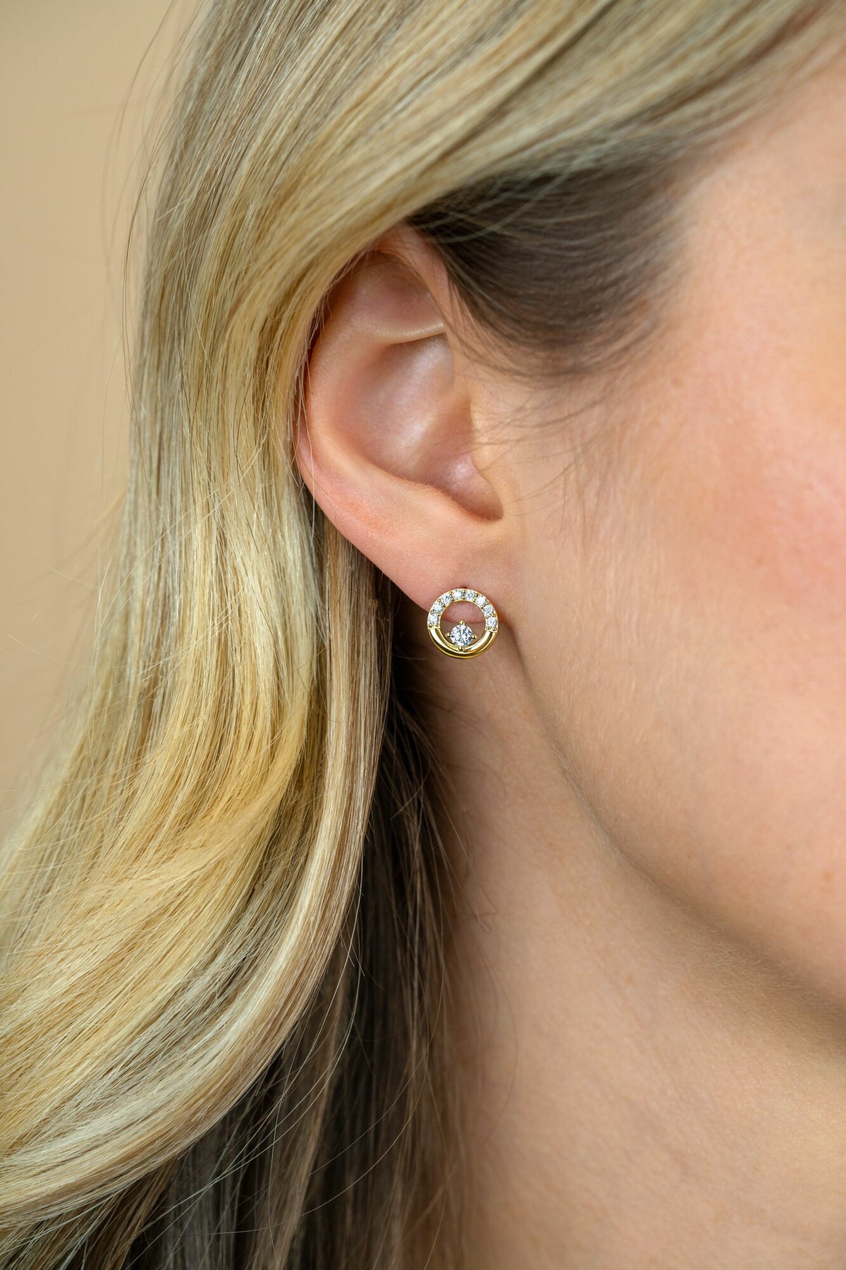 Boucles d'oreilles en argent plaqué or rond ouvert avec zircone ZIO2725Y