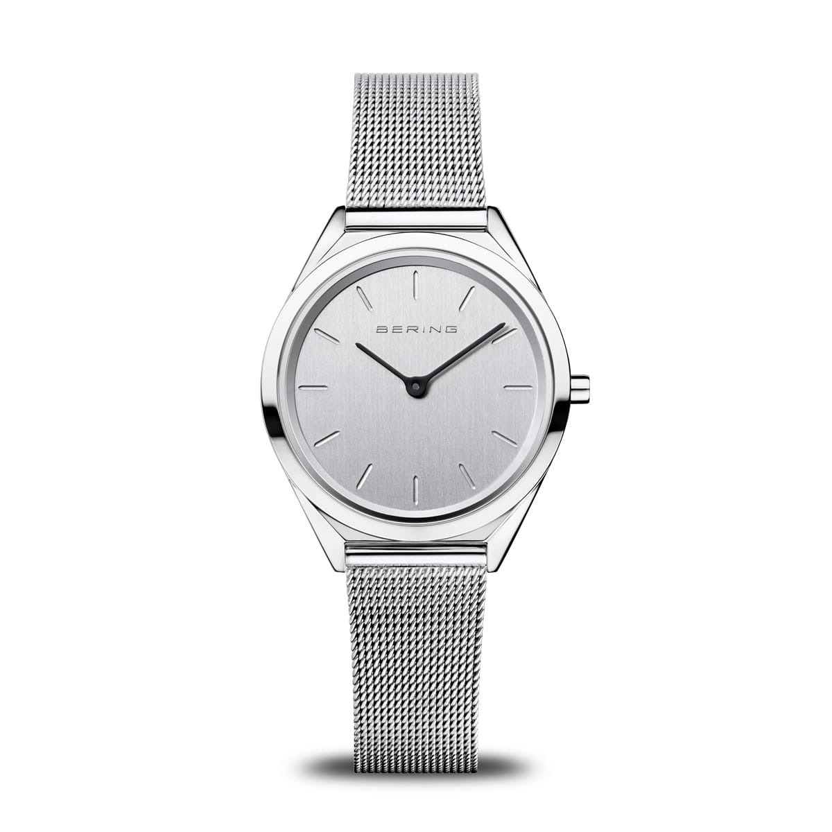 Montre unisexe avec cadran argenté, boîtier en acier inoxydable et bracelet en maille métallique.