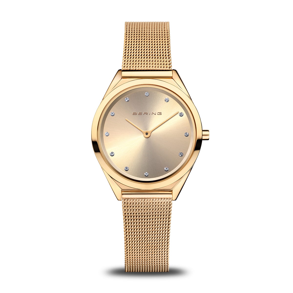 Montre dorée avec un cadran argenté et un bracelet en maille.