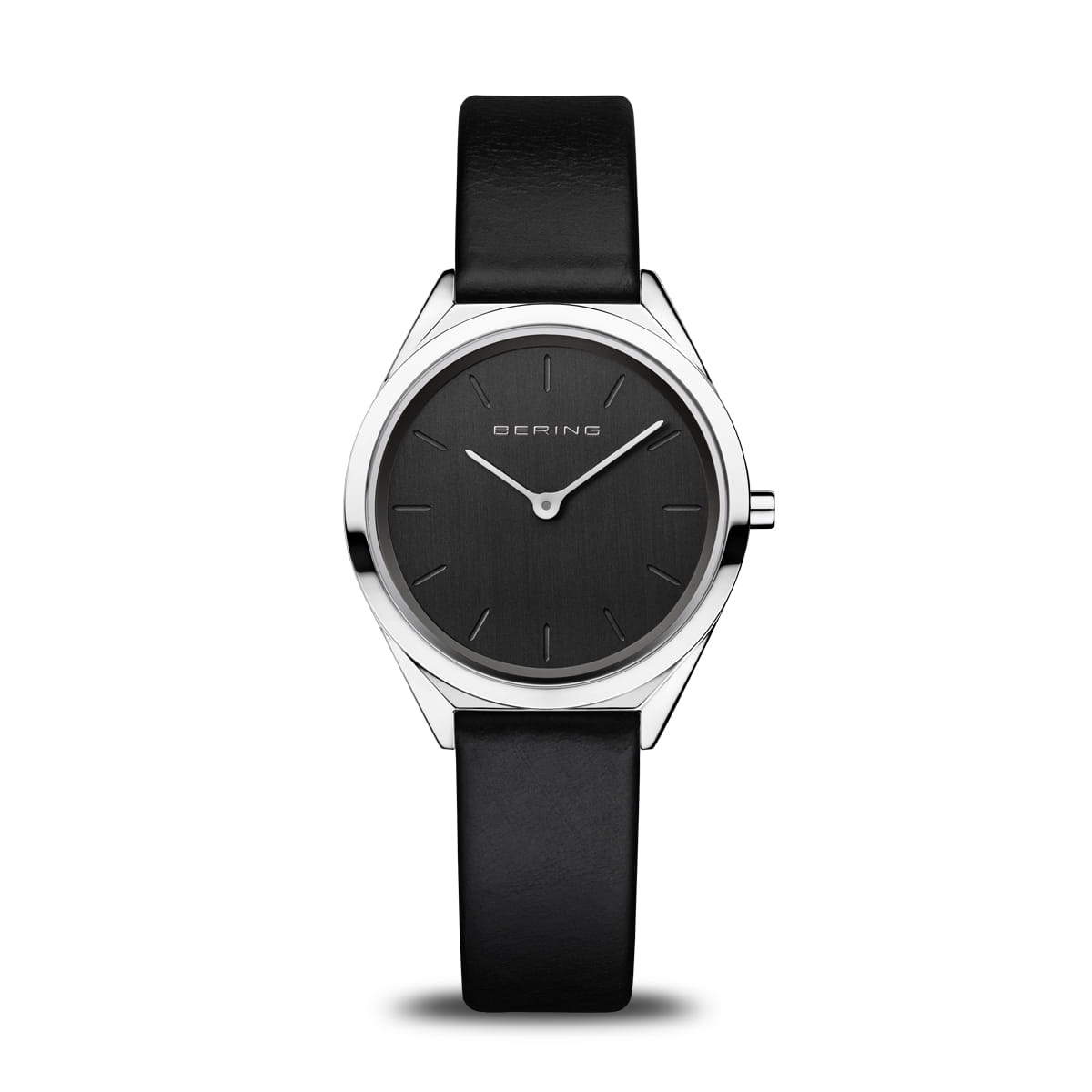 Montre pour femme avec cadran noir, boîtier argenté et bracelet en cuir noir.