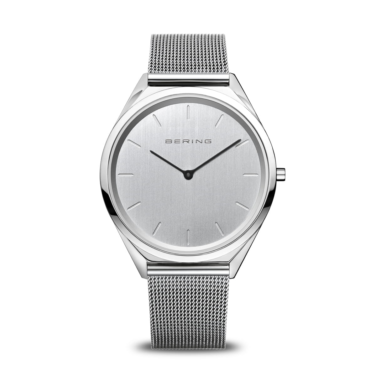 Montre unisexe avec cadran argenté, boîtier en acier inoxydable et bracelet en maille métallique.
