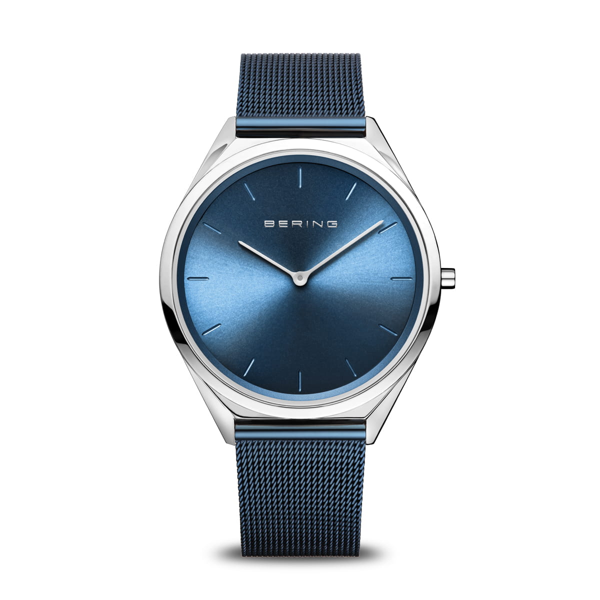 Montre unisexe avec un cadran bleu et un bracelet en maille métallique.