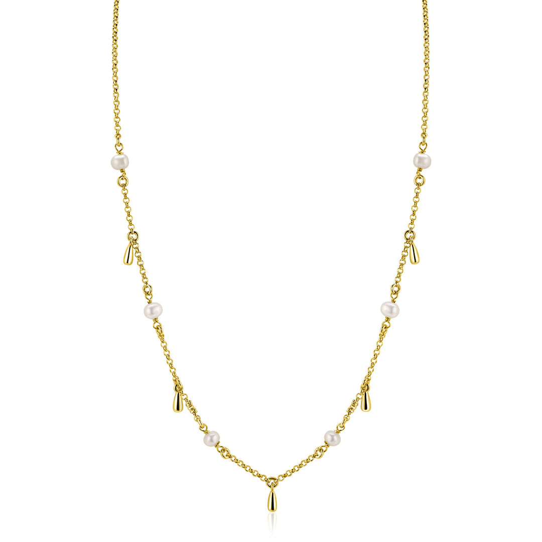 De Zinzi ketting ZIC2753 is een goudkleurige zilveren ketting van het merk Zinzi met gelijkmatig verdeelde zoetwaterpareltjes en goudkleurige druppelbedels, prachtig gepresenteerd op een witte achtergrond.