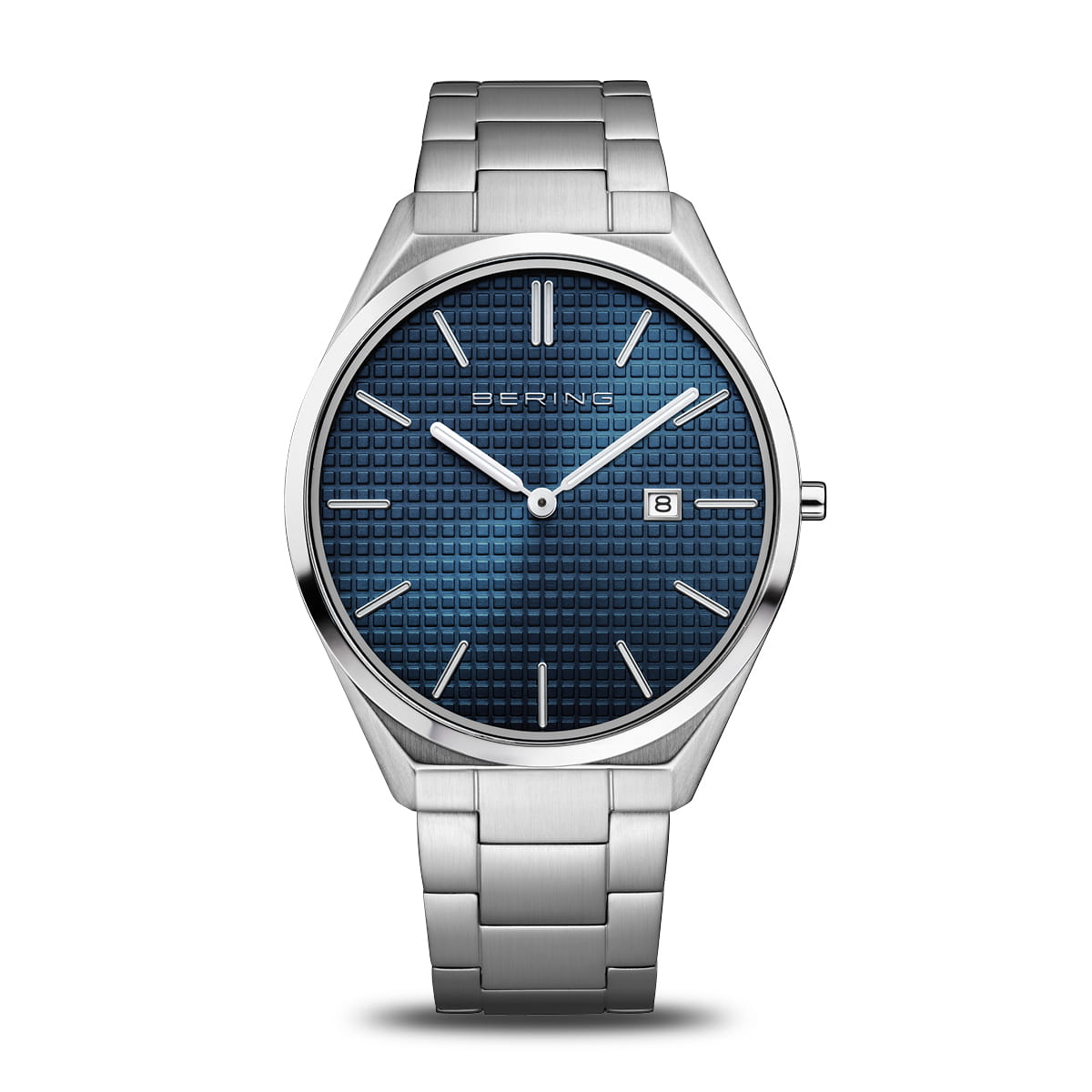 Montre pour homme avec cadran bleu, boîtier en acier inoxydable et bracelet en métal.