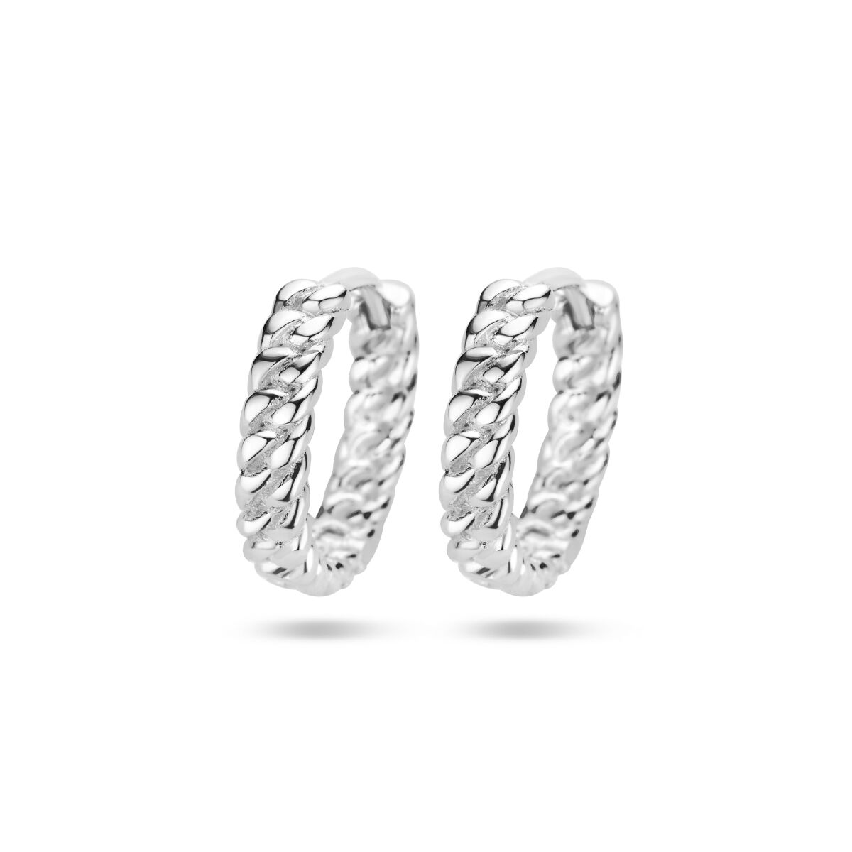 Boucles d'oreilles argentées rhodiées avec un design tressé.