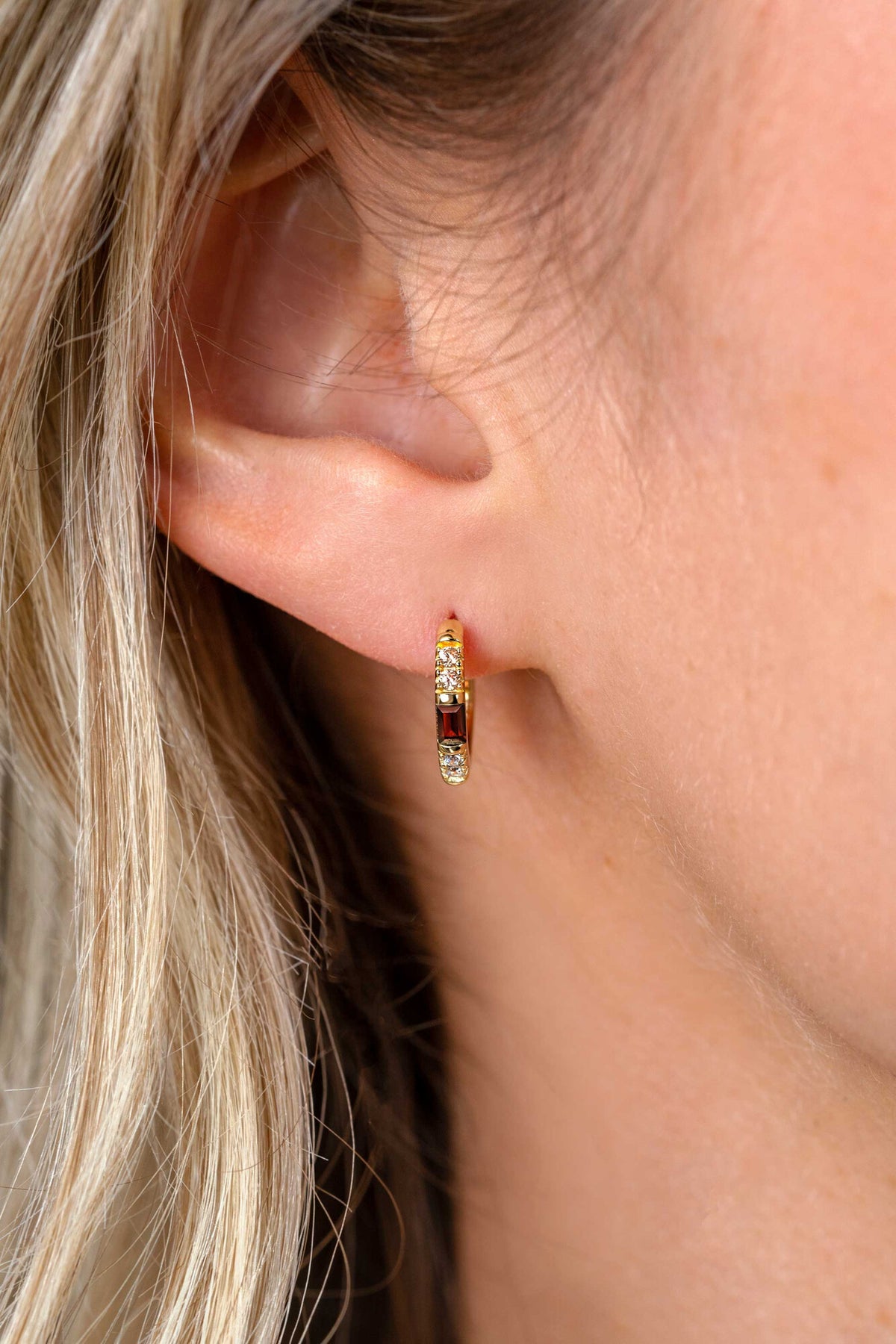 Boucles d'oreilles en argent doré de 13 mm avec des détails colorés.