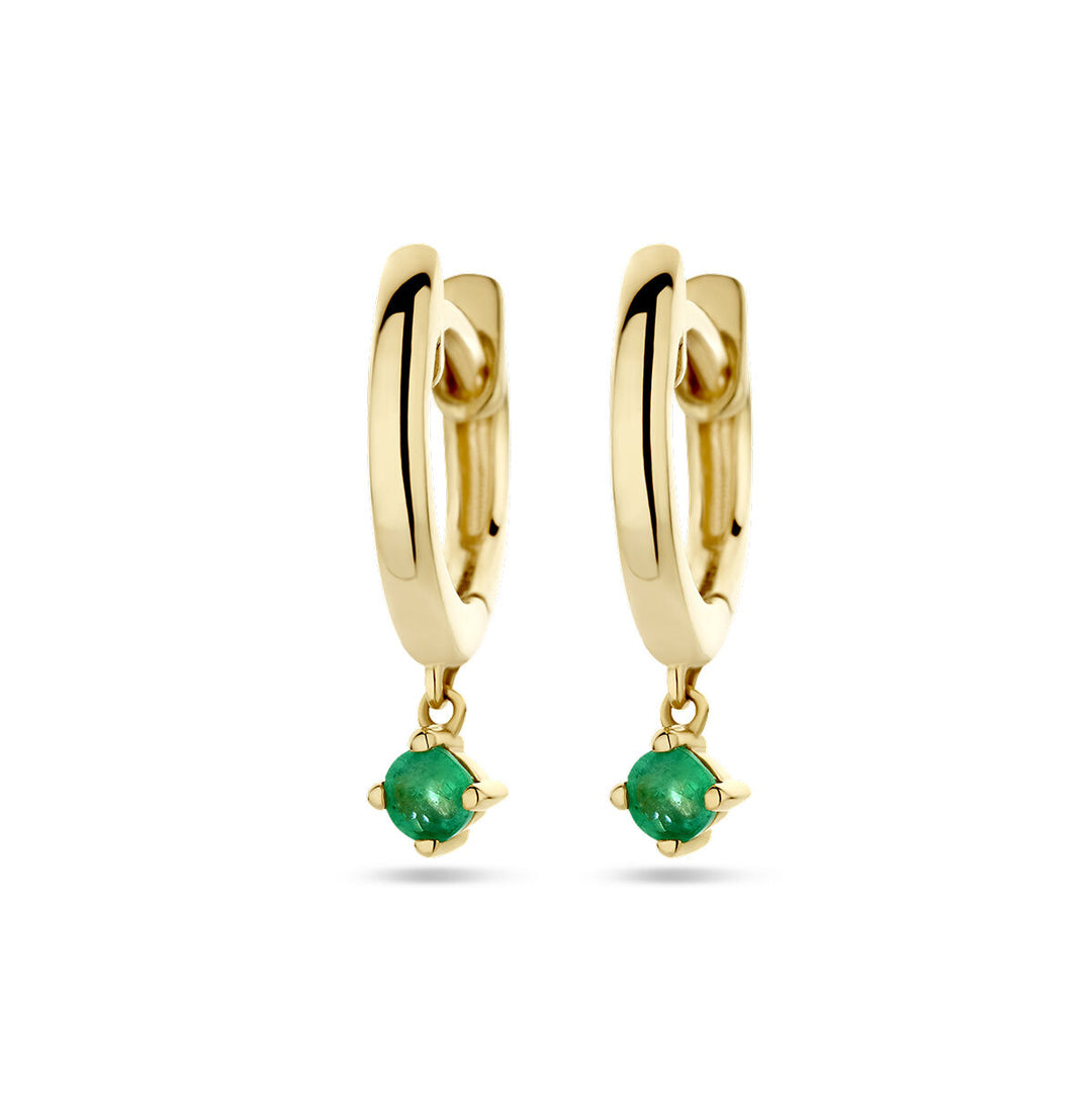 Van der Kooij Collectie klapoorringen smaragd 14K geelgoud: een paar geelgouden klapoorringen met kleine, ronde smaragd stenen hangers, getoond tegen een witte achtergrond.