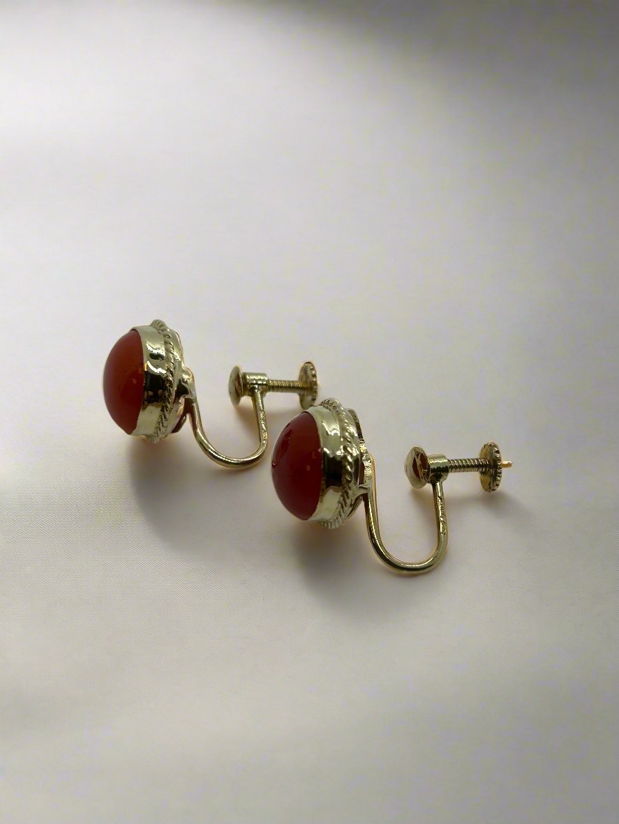 Boucles d'oreilles vintage en or 14 carats avec des cabochons de corail rouge.