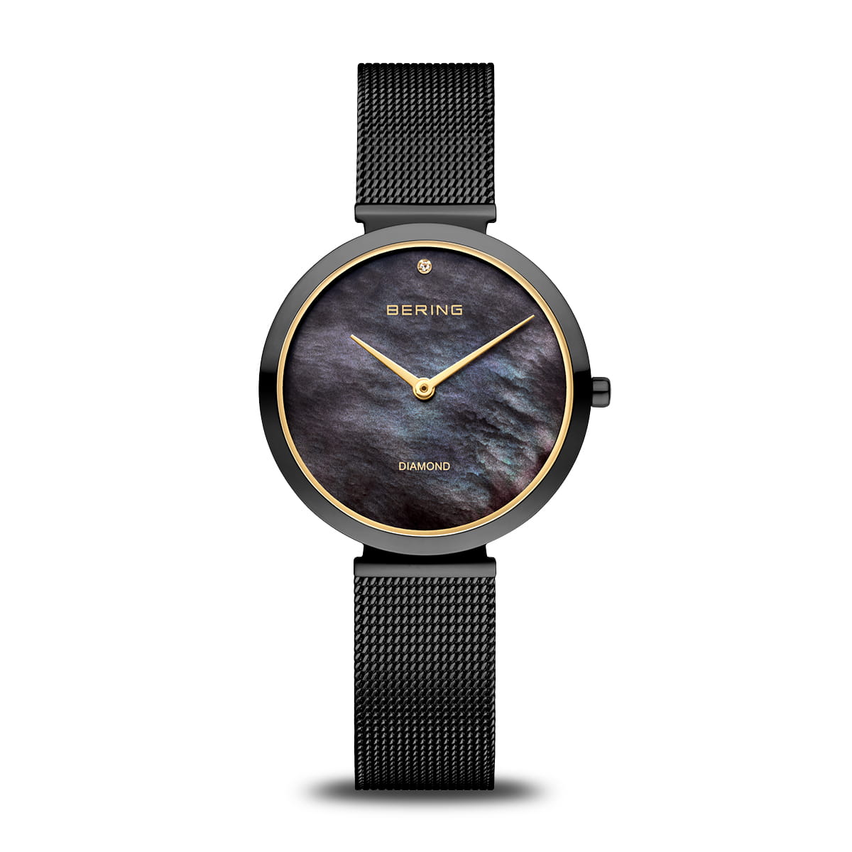 Montre femme avec cadran noir, boîtier doré et bracelet en maille noire.