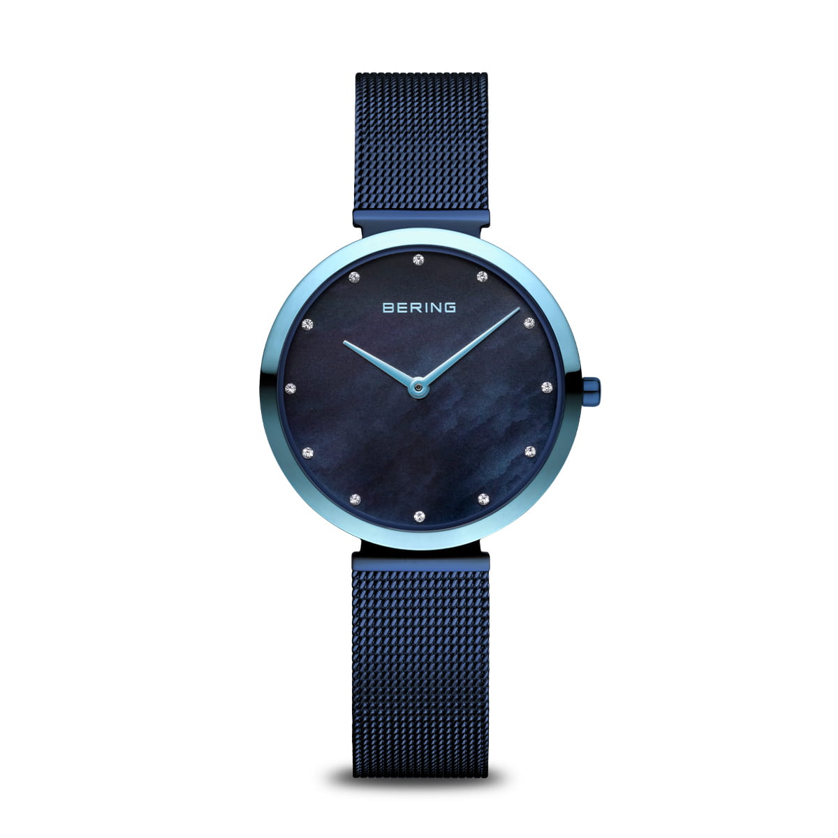Montre avec un cadran bleu foncé, boîtier argenté et bracelet en maille.