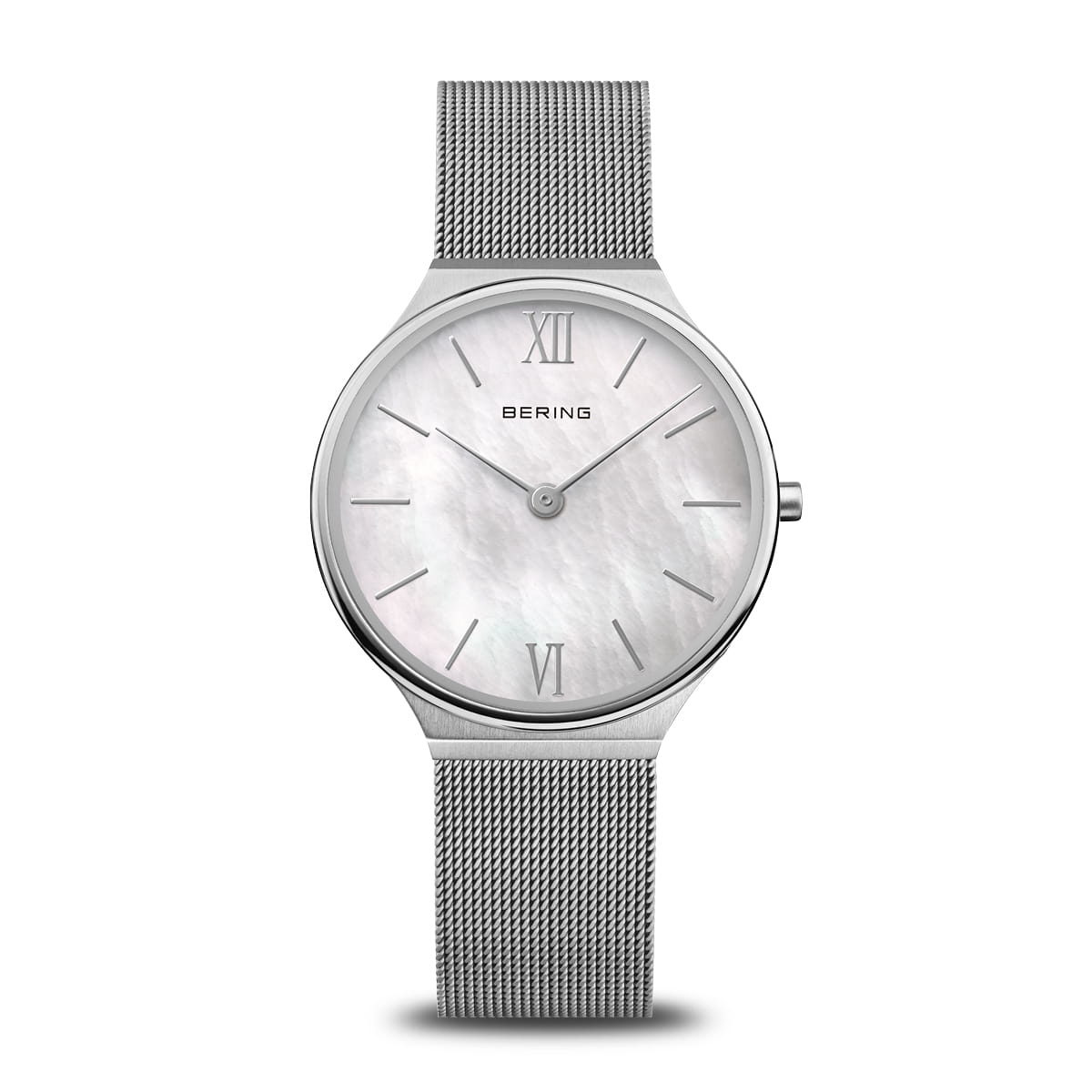 Montre femme avec cadran blanc, boîtier argenté et bracelet en maille.