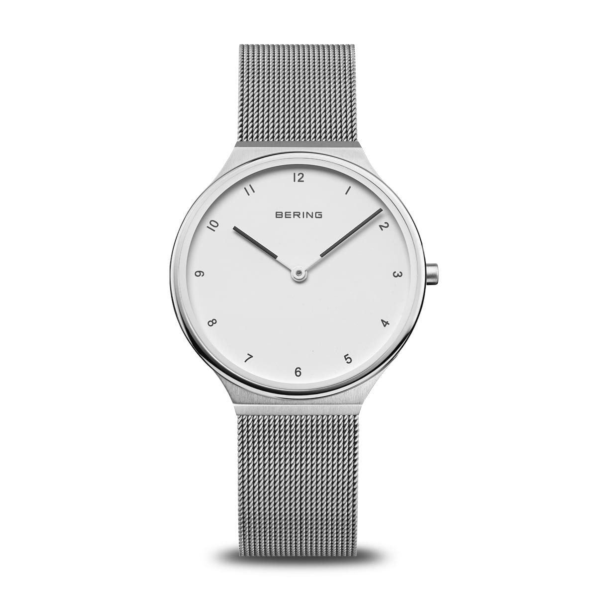Montre femme avec cadran blanc et bracelet en maille milanaise argenté.
