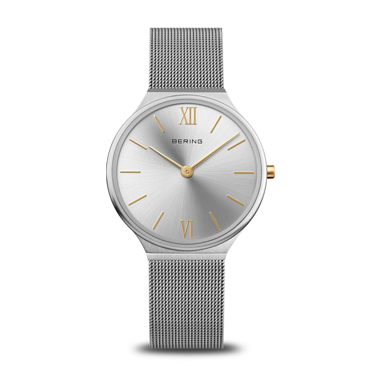 Montre femme avec cadran argenté, bracelet en maille milanaise et index dorés.