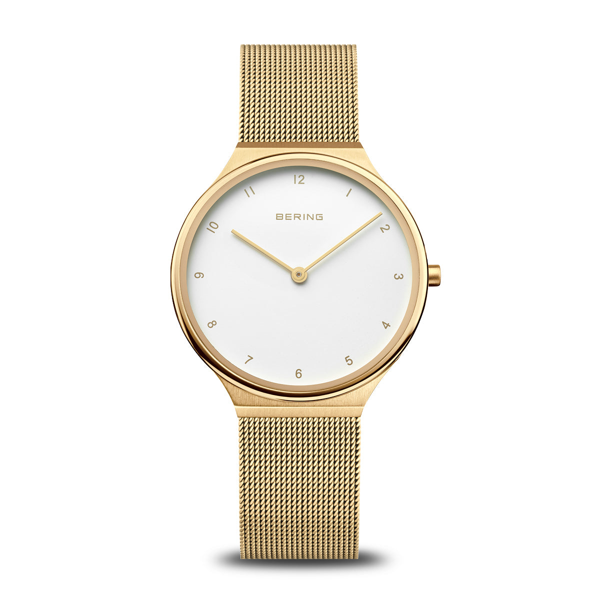 Montre dorée pour femme avec un cadran blanc et un bracelet en maille.