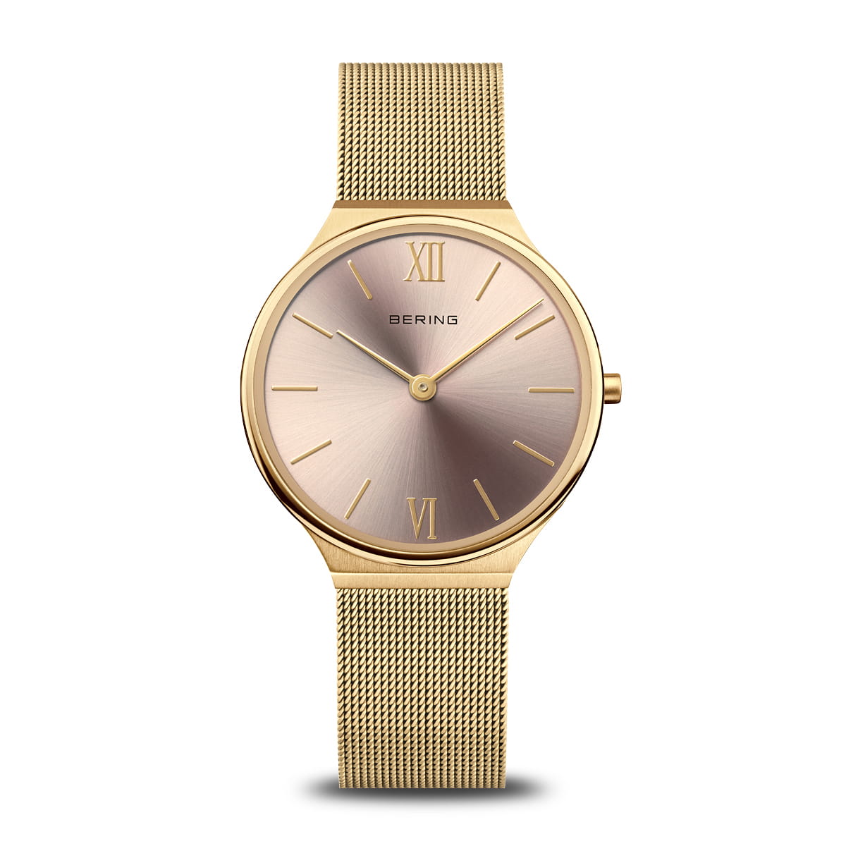 Montre pour femme avec cadran rosé et bracelet en maille dorée.