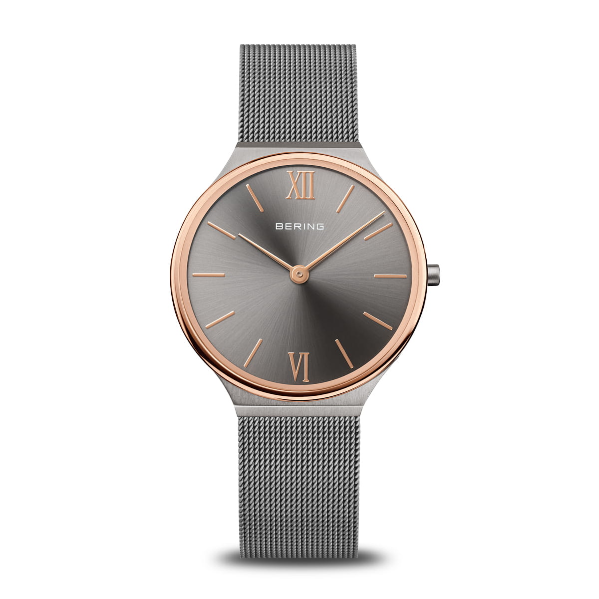 Montre pour femme avec cadran gris, boîtier en acier inoxydable et bracelet en maille.
