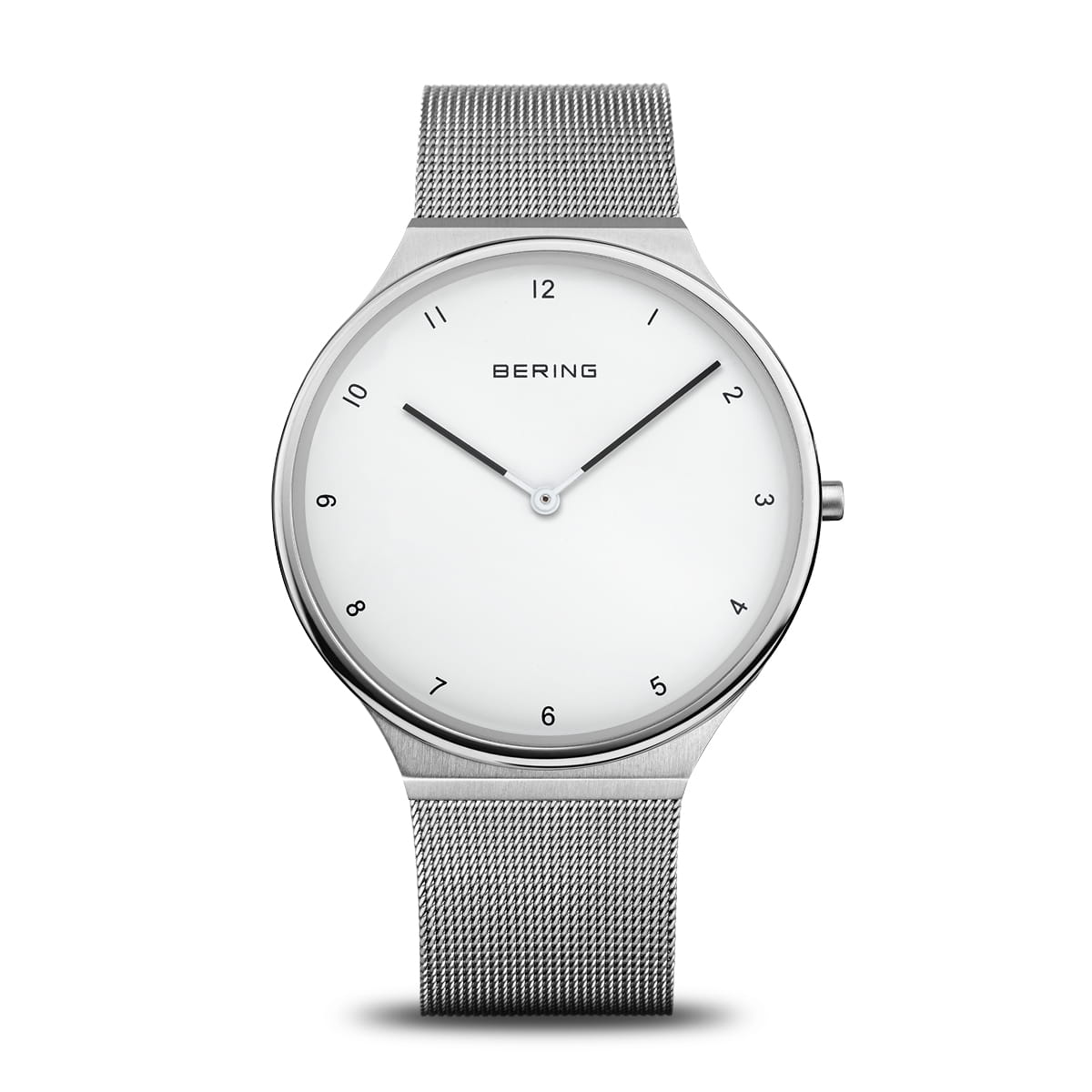 Montre pour femme avec cadran blanc, boîtier en acier inoxydable et bracelet en maille.