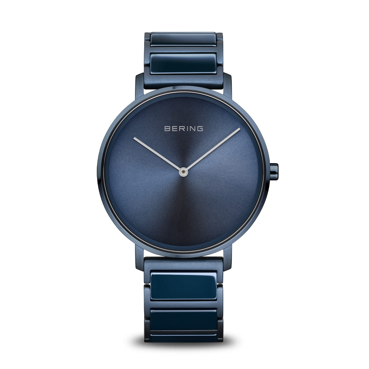 Montre pour homme avec un cadran bleu et un bracelet en acier inoxydable bleu.