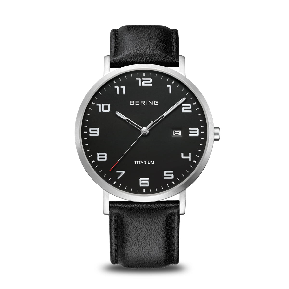 Montre pour homme avec cadran noir, boîtier en titane et bracelet en cuir noir.