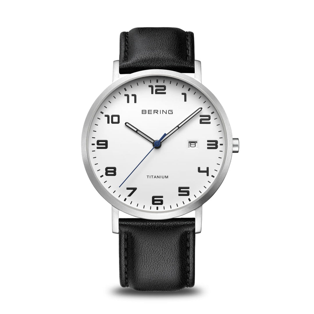 Het Bering heren horloge 18640-404 heeft een minimalistisch design met een witte wijzerplaat, zwarte cijfers en een strakke titanium kast. Het beschikt over een zwarte leren band, een klein datumvenster op 3 uur, een nauwkeurig Quartz uurwerk en toont elegant de merknaam Bering bovenaan.