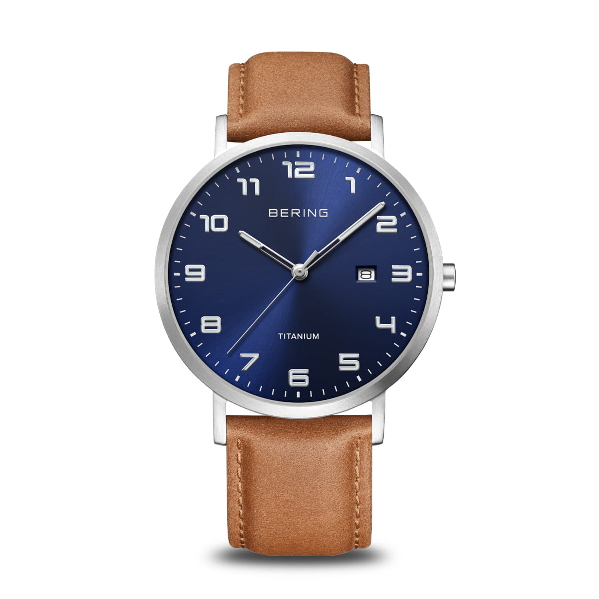 Montre pour homme avec cadran bleu, boîtier en titane et bracelet en cuir marron.