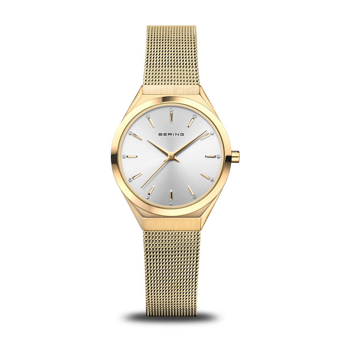 Montre femme avec cadran blanc, boîtier doré et bracelet en maille dorée.