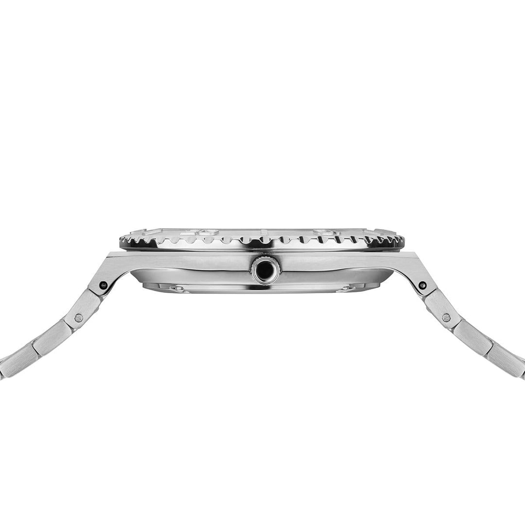 Zijaanzicht van het Bering dameshorloge blauwe dial - 18936-707, met een metalen band en zilveren afwerking. De geribbelde lunette en zichtbare kroon complementeren het slanke profiel van het horloge. Met saffierglas en waterdichtheid 10 ATM biedt het een elegant ontwerp voor veelzijdig gebruik.