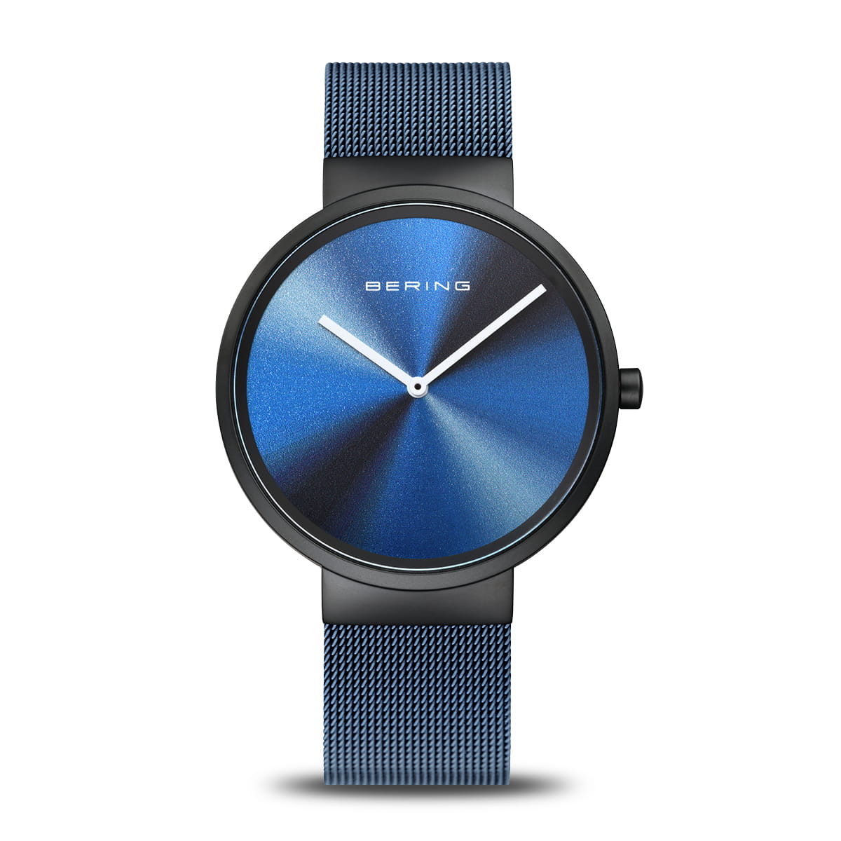 Montre pour homme avec un cadran multicolore et un bracelet en maille bleu.