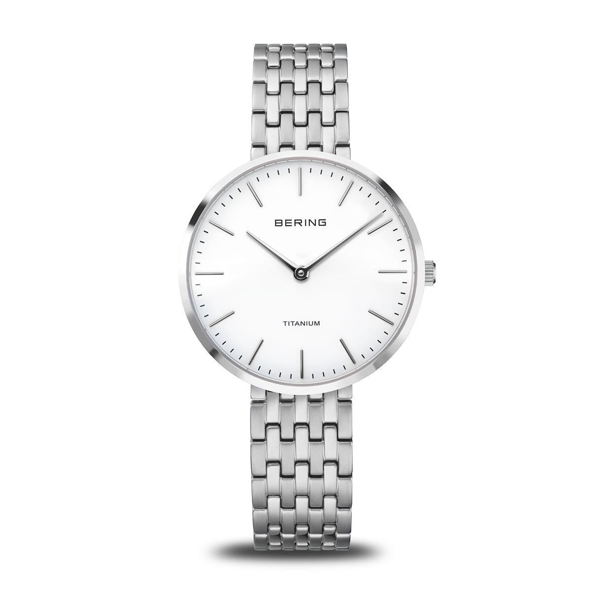Montre pour femme avec un cadran blanc, boîtier en titane et bracelet en acier inoxydable.