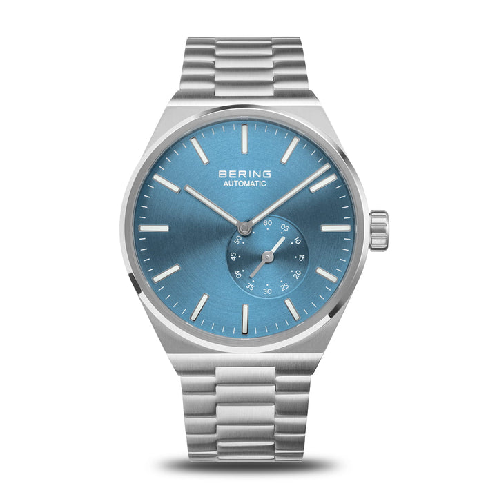 Het Bering heren horloge 19441-Charity heeft een blauwe wijzerplaat met slanke zilveren markeringen en wijzers, beschermd door saffierglas. Het omvat een automatisch uurwerk, een subdial op 6 uur en een strakke zilveren metalen schakelband.