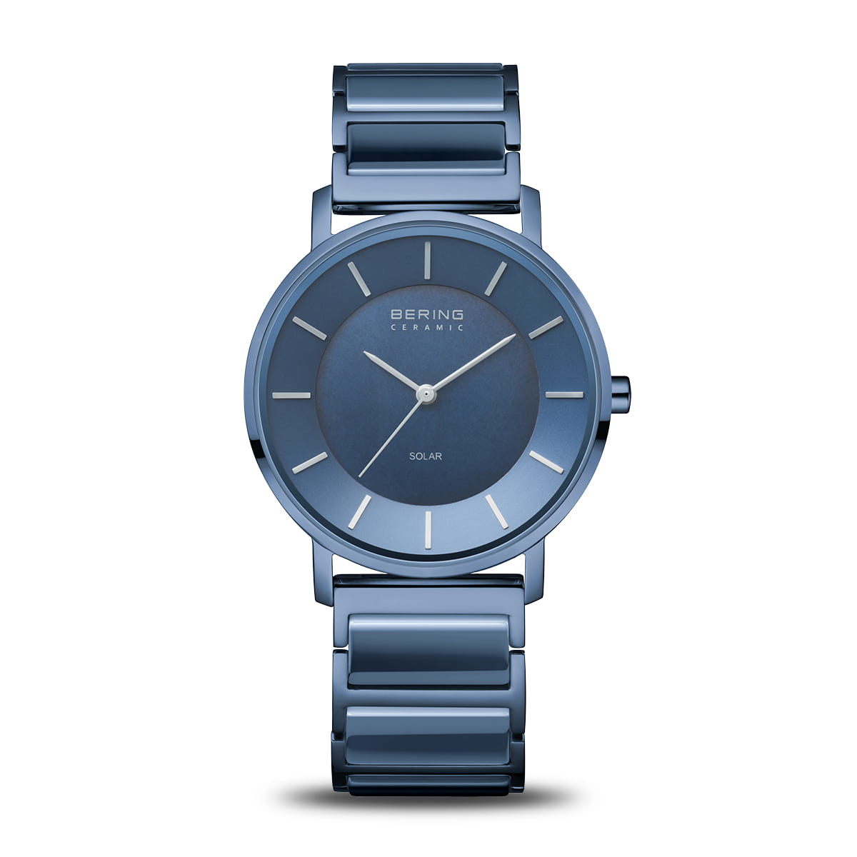Montre pour femme avec un cadran bleu, boîtier et bracelet en acier inoxydable bleu.