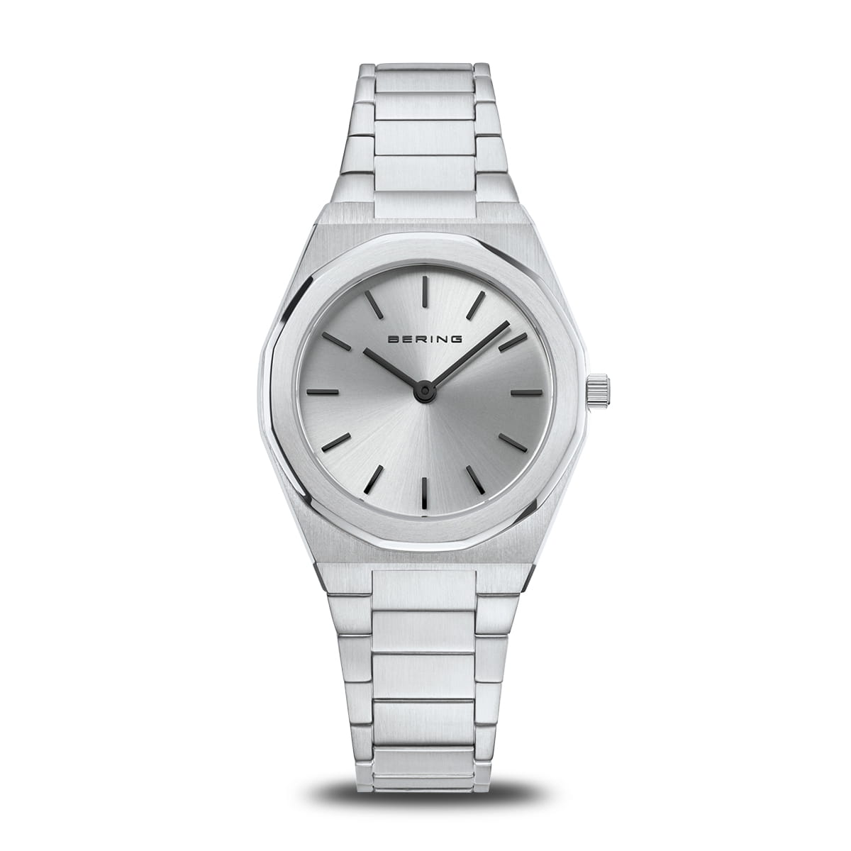 Montre pour femme avec un cadran argenté et un bracelet en acier inoxydable.