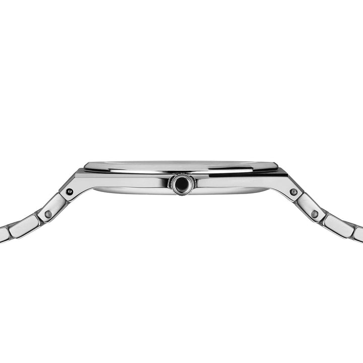 Zijaanzicht van het Bering dameshorloge met zilveren wijzerplaat - 19632-700. Het betreft een strak polshorloge van roestvrij staal met saffierglas, waardoor het dunne profiel en het minimalistische, elegante ontwerp in de kast en band worden benadrukt.