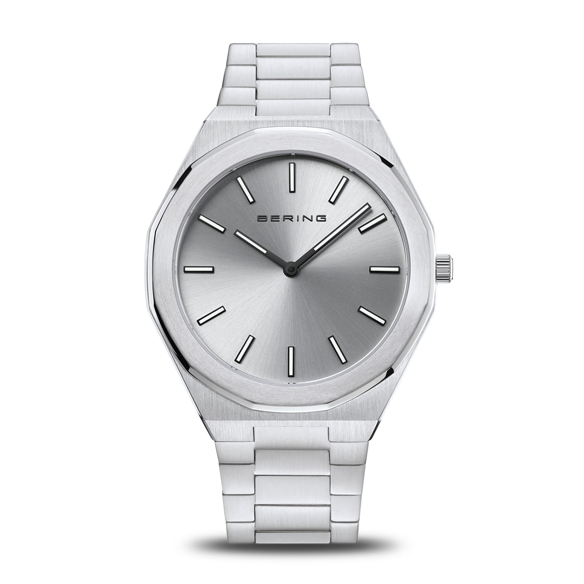 Montre pour homme avec cadran argenté et bracelet en acier inoxydable, boîtier octogonal.