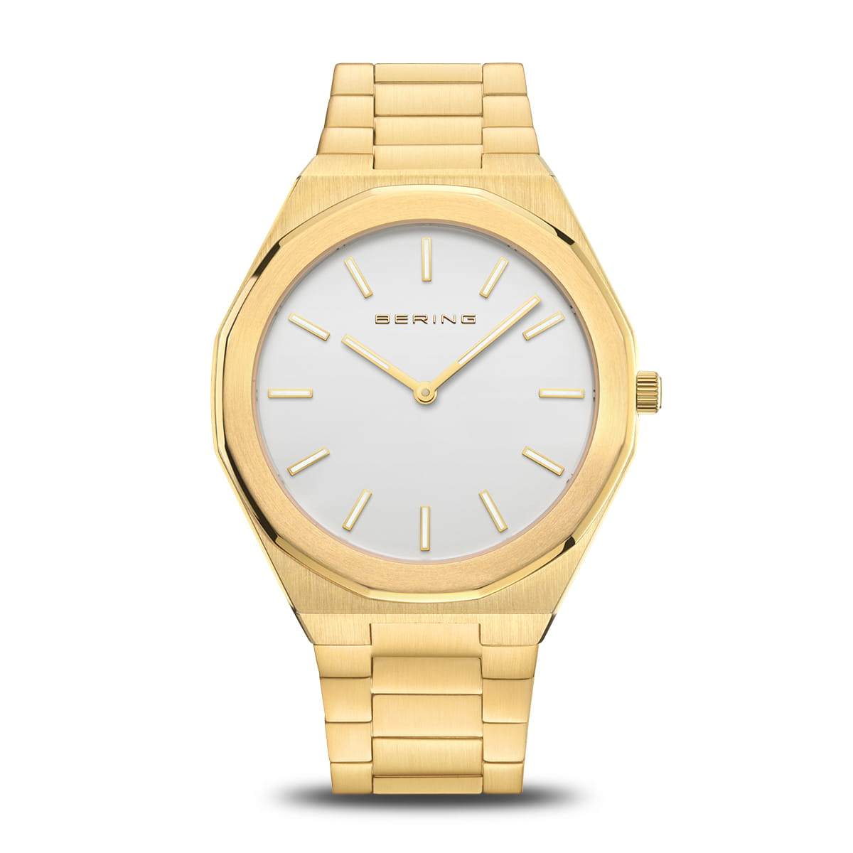Montre pour homme avec cadran argenté et boîtier doré, bracelet en métal doré.