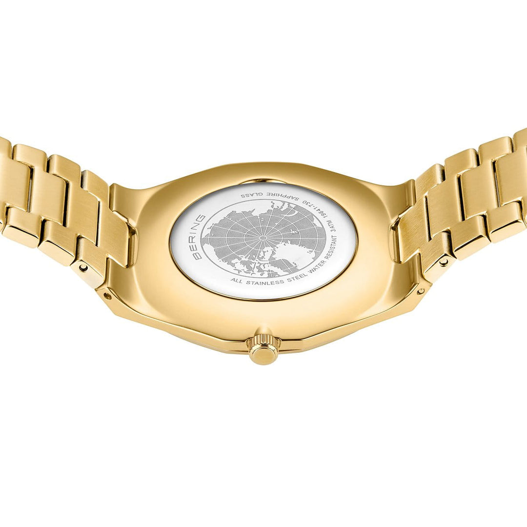 Dit Bering herenhorloge, model 19641-730, heeft een goudkleurige roestvrijstalen band en een roestvrijstalen kast met een gegraveerde wereldkaart bekeken door saffierglas. De ronde kast benadrukt zichtbare branding voor een stijlvolle en verfijnde look.