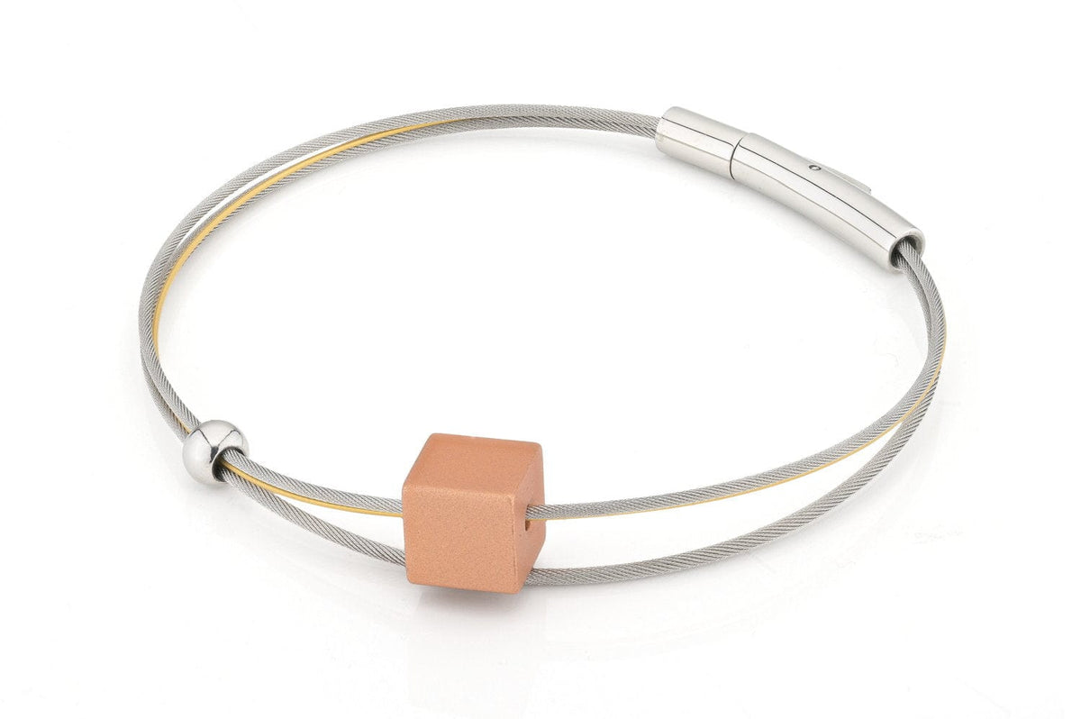 Bracelet en acier inoxydable avec un cube en couleur rose.
