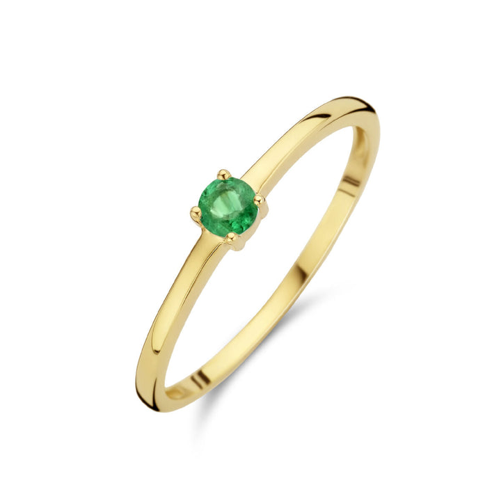 De ring met geboortesteen smaragd mei van Van der Kooij Collectie is een fijne 14K geelgouden ring met een kleine, ronde smaragd in een eenvoudige zetting, getoond op een witte achtergrond.