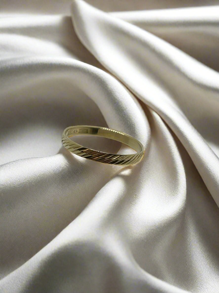 Bague en or vintage 14 carats avec un motif strié.