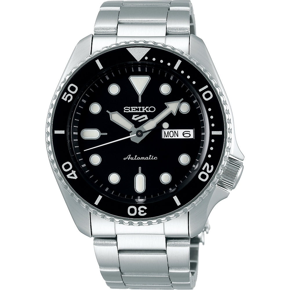Montre Seiko 5 Sports pour homme avec boîtier en acier inoxydable, cadran noir et bracelet métallique.
