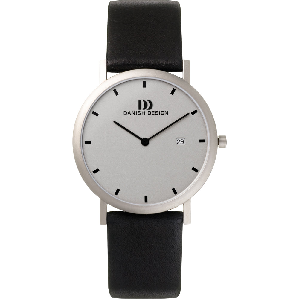 Montre avec un cadran argenté, boîtier en acier inoxydable et bracelet en cuir noir.