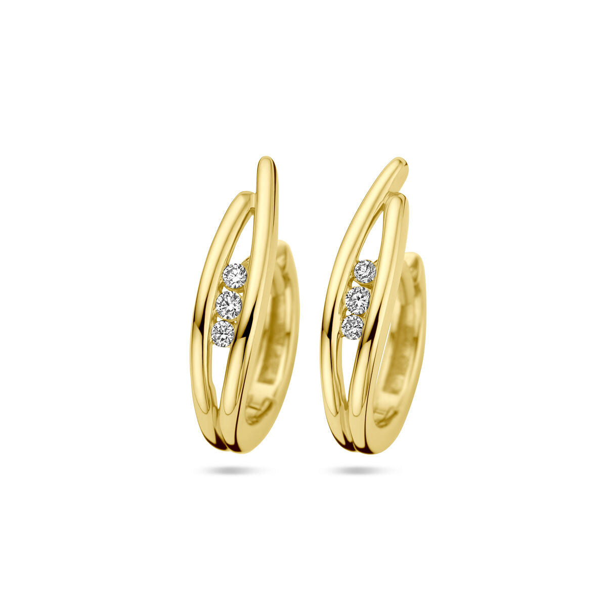 Boucles d'oreilles en or jaune 14K avec trois diamants de 0,10 ct au total.