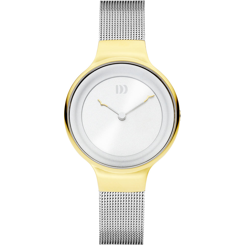 Montre avec boîtier doré et cadran argenté, bracelet en maille métallique.