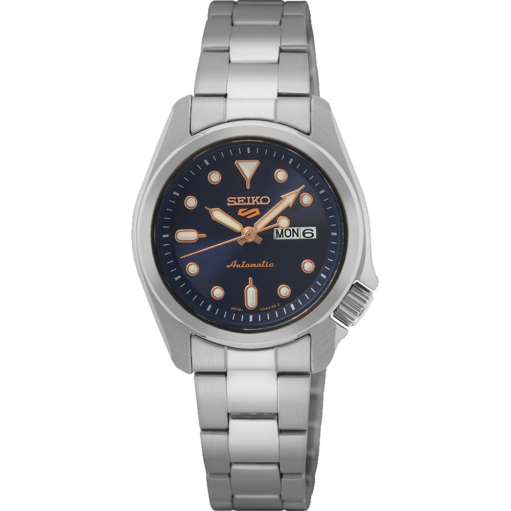 Montre pour femme Seiko avec boîtier argenté, cadran bleu et bracelet en acier inoxydable.