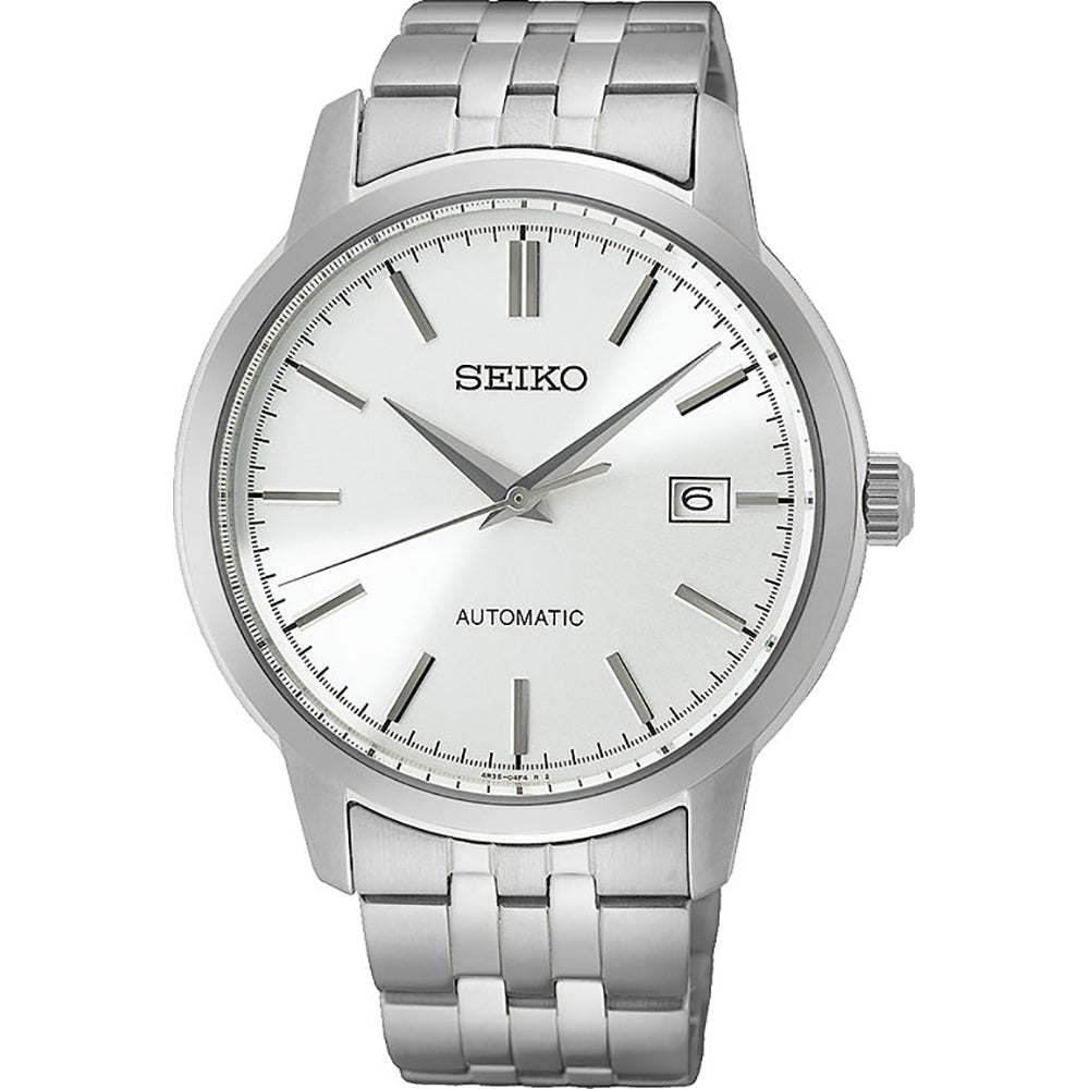 De Seiko SRPH85K1 herenhorloge heeft een zilveren automatisch polshorlogeontwerp met een roestvrijstalen band, witte wijzerplaat, zilveren uurmarkeringen en een datumweergave op 3 uur. De strakke look wordt versterkt door een gladde bezel.